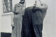 Sejs Søvej 86 - I Johanne (f.1897) og Johan (f.1895) Sørensen. Ca. 1950