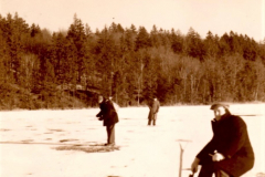 Johan Sørensen kolber (fisker) på isen. Ca. 1952